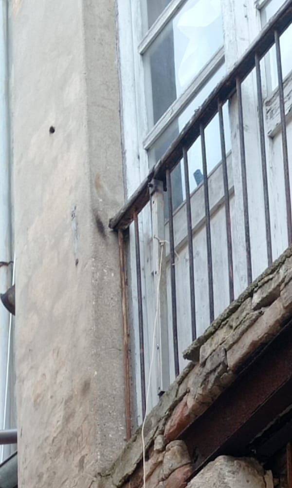 Via Moroncini, edificio pericolante da 9 anni: cadono calcinacci, ma nessuno interviene
