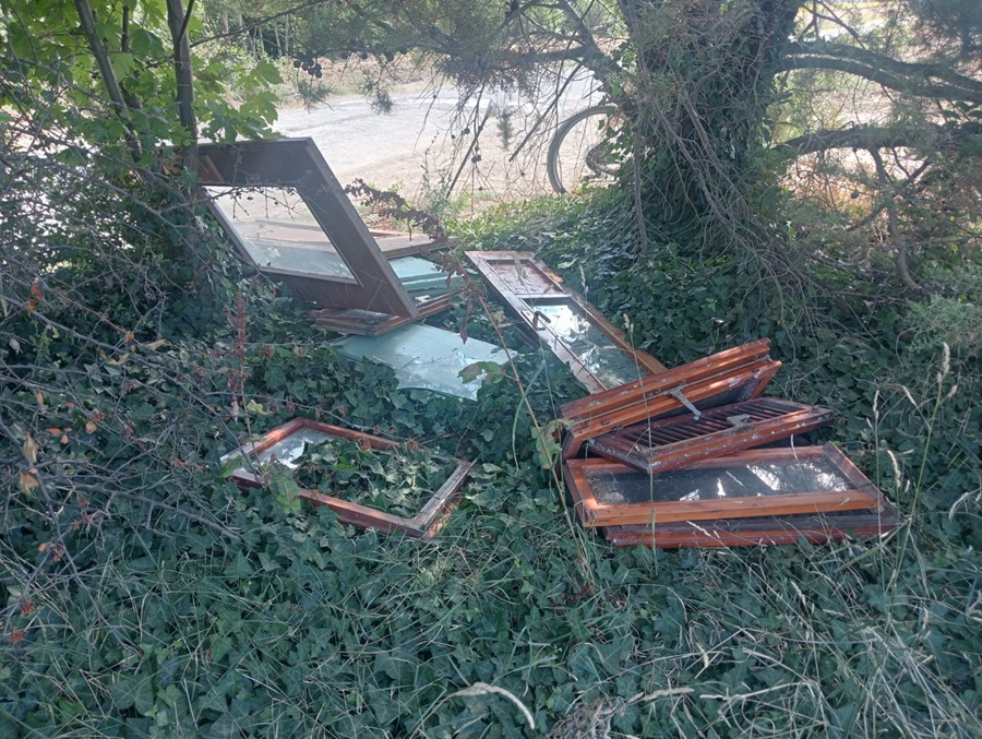 Infissi abbandonati lungo la “Strada dei Pianetti”: segnalazione ai confini tra Recanati e Porto Recanati