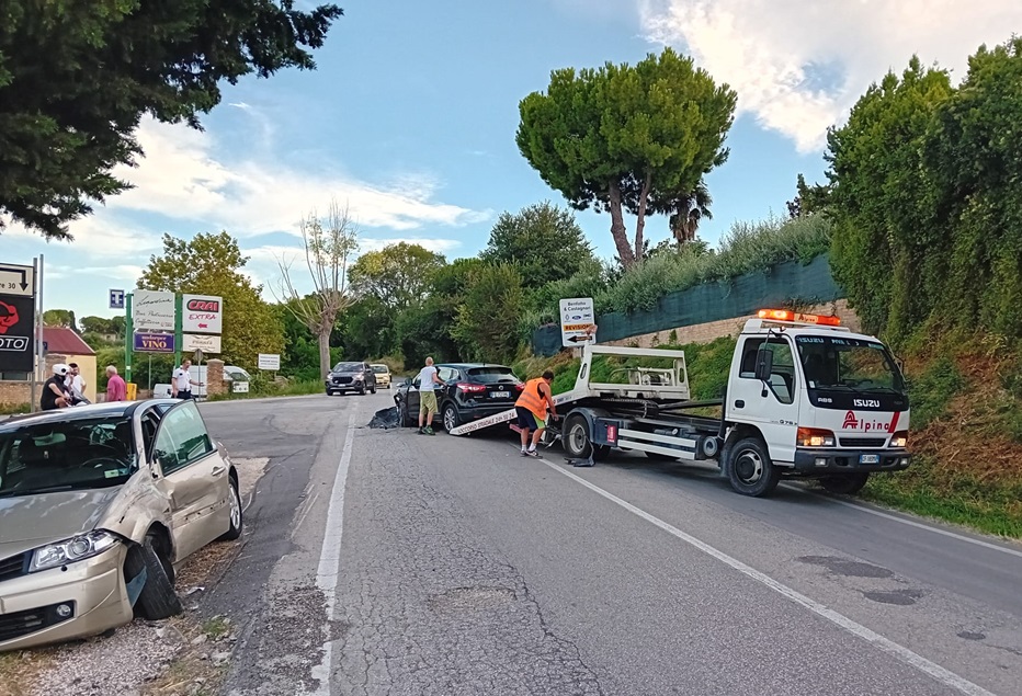 Incidente con tre auto in via Nazario Sauro a Recanati: nessun ferito, traffico rallentato