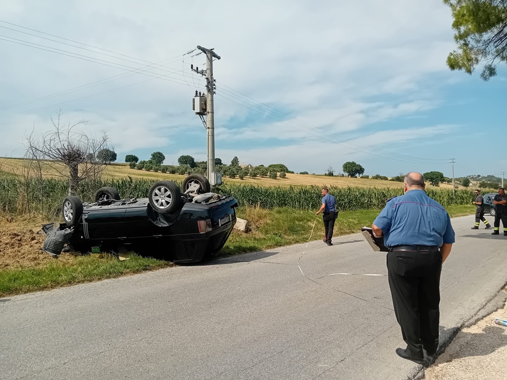 Si capotta con la Ranger Rover a Chiarino di Recanati: conducente ferito ma cosciente