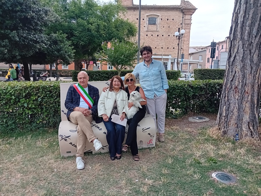 A Recanati due panchine per Leopardi e Gigli
