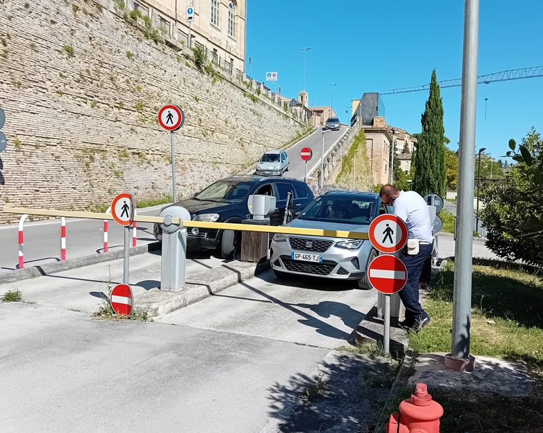 Parcheggio “intelligente”, ma senza corrente resta chiuso: automobilisti in trappola al Centro Città 2.0