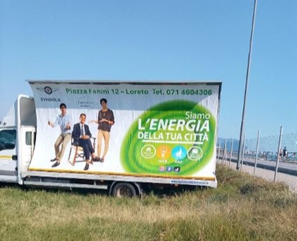 Loreto. il sindaco Pieroni fa il testimonial per la pubblicità di una ditta?