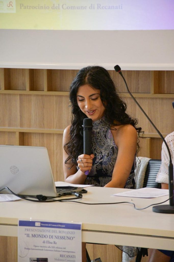 Successo a Recanati per la presentazione del romanzo di Elisa Re “Il mondo di nessuno”