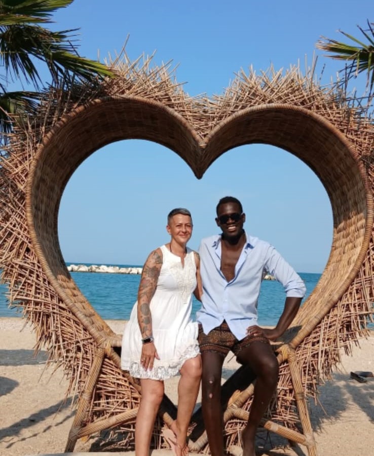 Ondata di insulti razzisti dopo una foto con la moglie: Paolo Diop presenta 20 querele