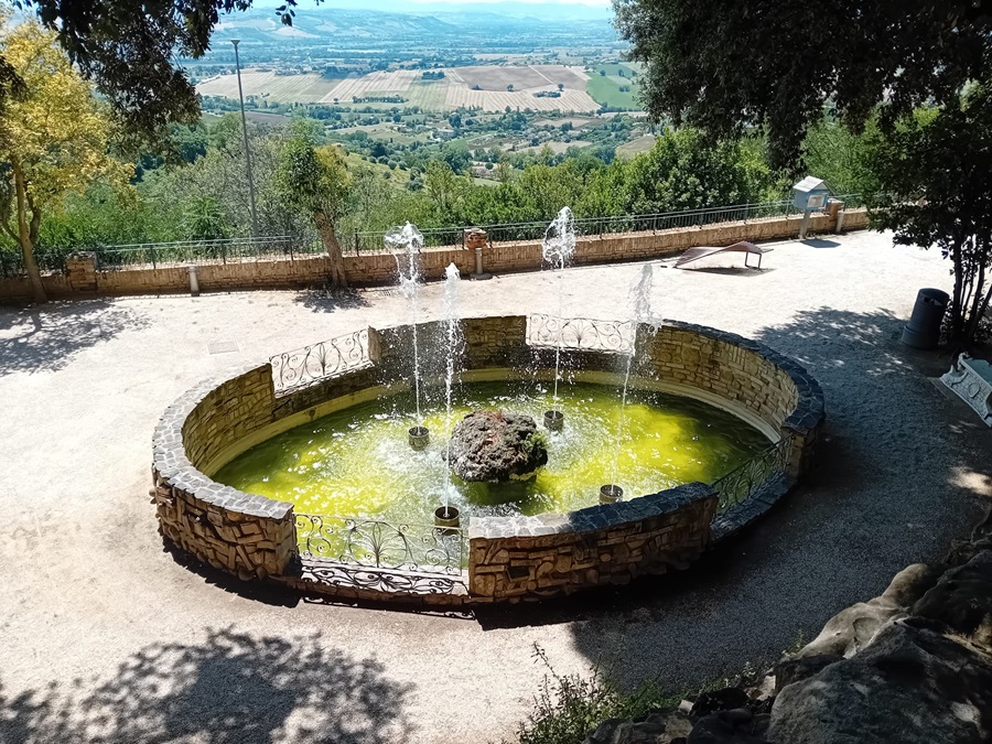Torna a zampillare la fontana dei giardini pubblici di Recanati