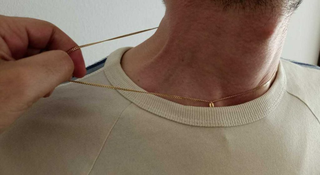 Porto Recanati. Scossicci, strappa la collanina a un giovane e fugge: caccia al responsabile
