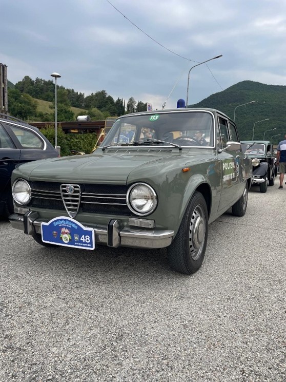 L’Alfa Romeo Giulia 1300 TI della Polizia di Stato accompagna le auto storiche della “Sibillini e dintorni”