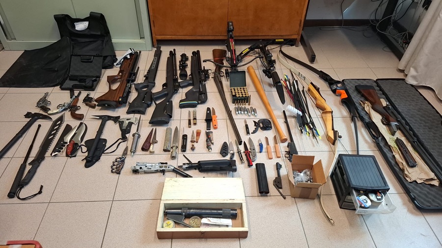 Sefro, arsenale d’armi in casa: 38enne arrestato dai Carabinieri dopo aver minacciato un gruppo di residenti
