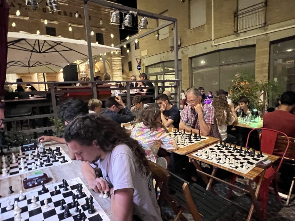 Scacchi a Recanati: una serata da brividi tra giovani promesse e grandi maestri