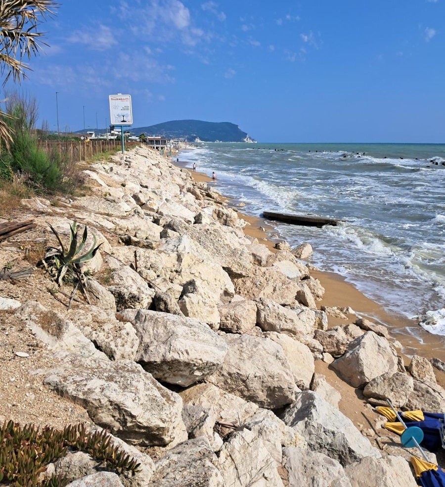 Porto Recanati. Difesa della costa e sanità: Casali scarica le colpe, Fratelli d’Italia risponde con i fatti