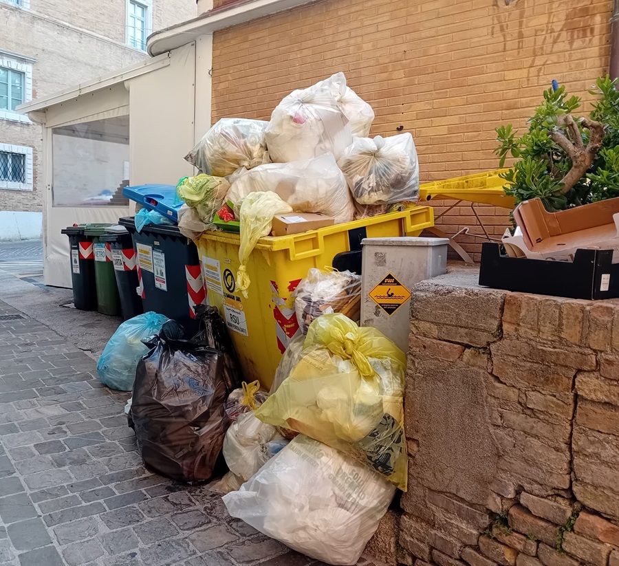 Rifiuti in centro storico a Recanati: ispettori ambientali in azione in via San Michele