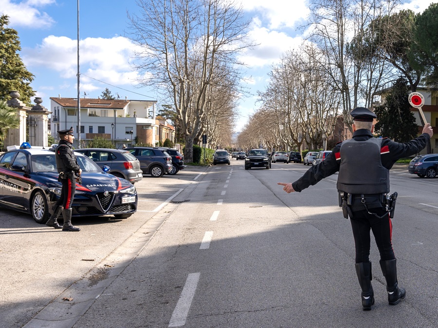 Jesi: è stato identificato dai Carabinieri l’autore di danneggiamento della vetrata della biglietteria presso la stazione ferroviaria.
