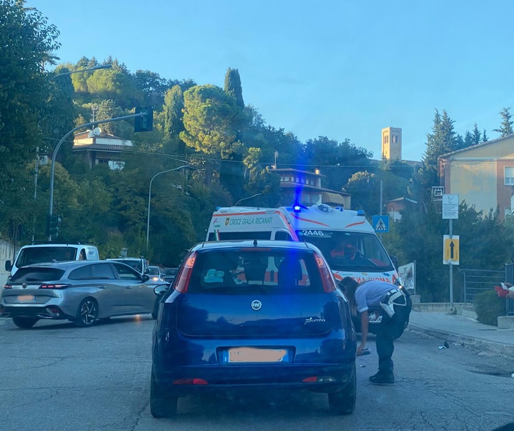 Recanati. Incidente al rione Le Grazie, 76enne in scooter finisce al pronto soccorso