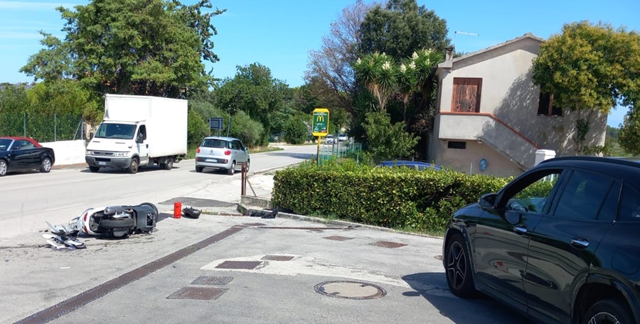 Recanati, incidente a Palazzo Bello: scooter contro auto, cinquantenne ferito
