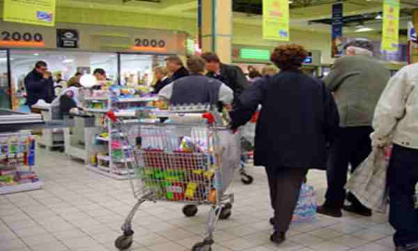 Lite in un noto supermercato di Recanati: la coda alla cassa finisce a spintoni