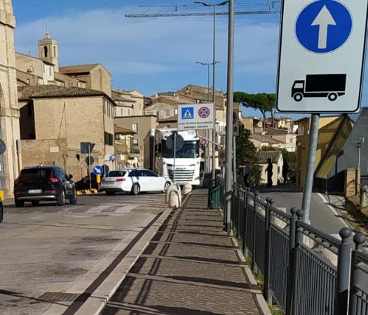 Recanati, ancora un TIR bloccato: il navigatore lo porta in via Cesare Battisti