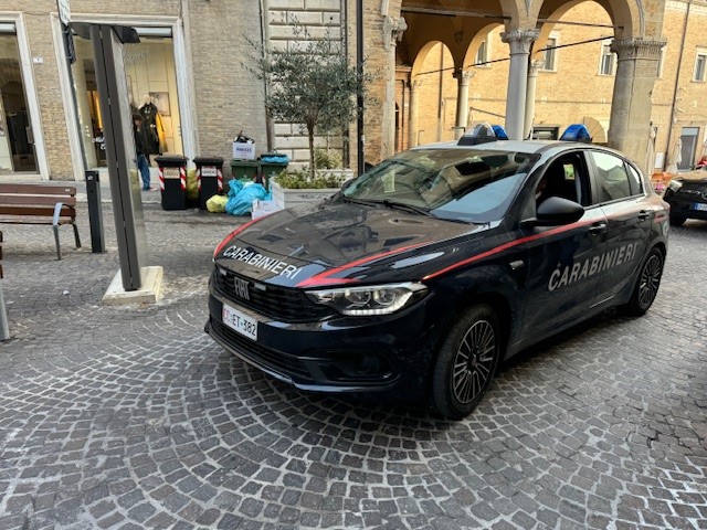 Carabinieri di Macerata – due uomini denunciati per interruzione di servizio pubblico e molestie
