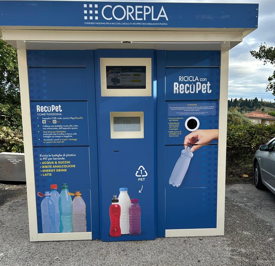 Recanati, operativi due nuovi eco-compattatori per bottiglie in plastica