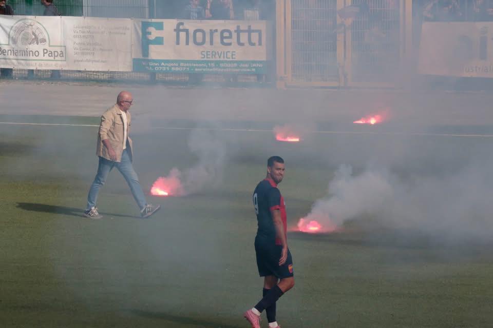 Fumogeni in campo, danneggiato il manto sintetico dello stadio di Montefano