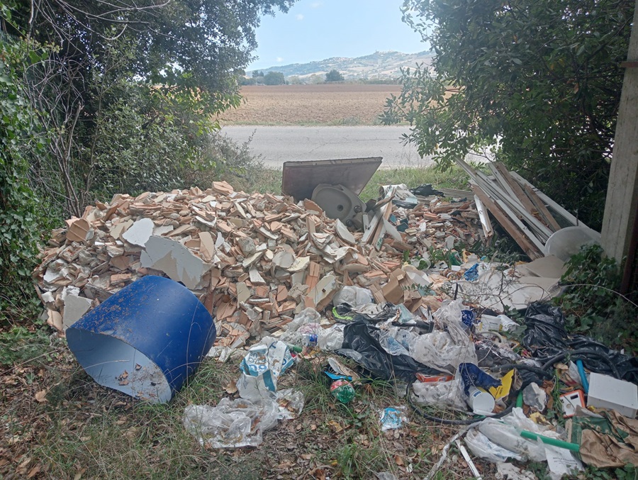 Rifiuti abbandonati in località San Pietro