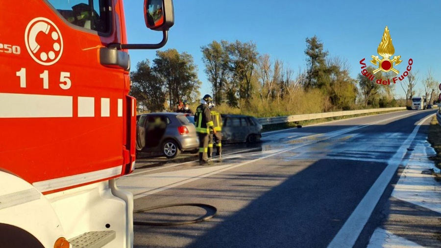 Auto in fiamme dopo lo scontro: muore una donna a Castelfidardo