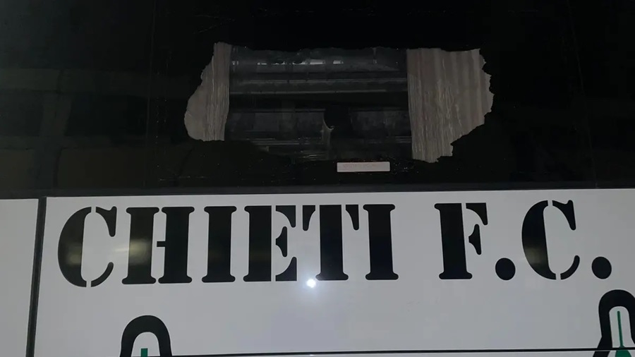 Assalto al pullman del Chieti dopo la sconfitta a Recanati: sassaiola sulla A14, indaga la Digos