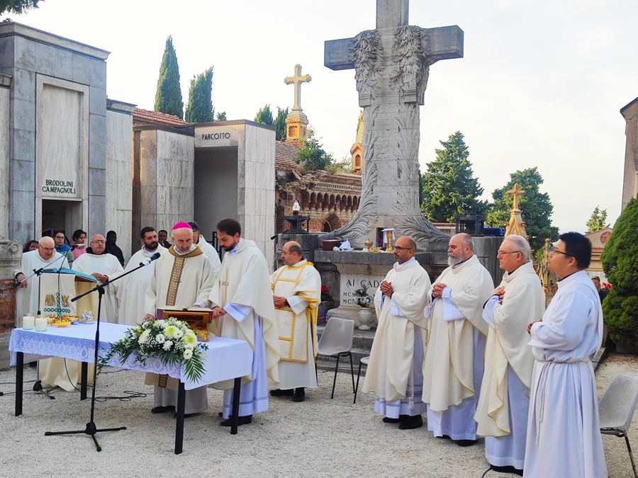 Recanati, messa al civico cimitero con il vescovo Marconi per la commemorazione dei defunti