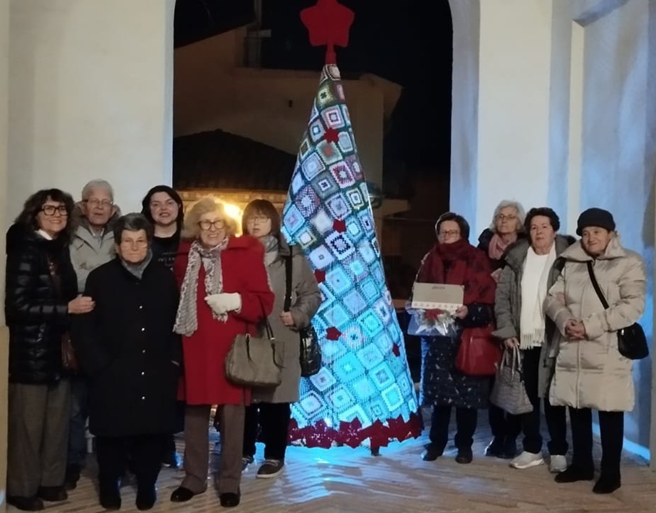 A Montefano, I’albero di Natale realizzato all’uncinetto da alcune nonne del centro anziani dell’Avulss.