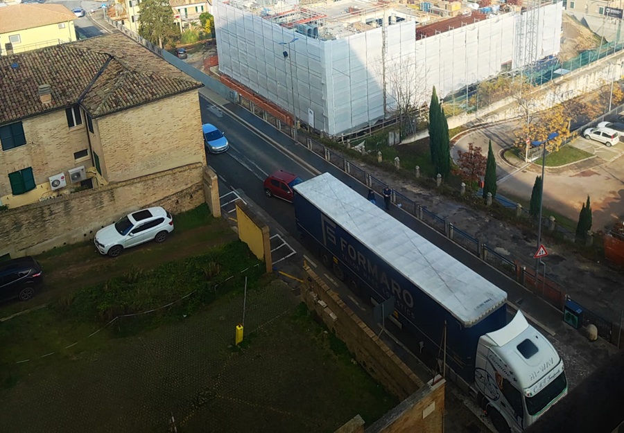 Camion incastrato in via Cesare Battisti: un problema che si ripete