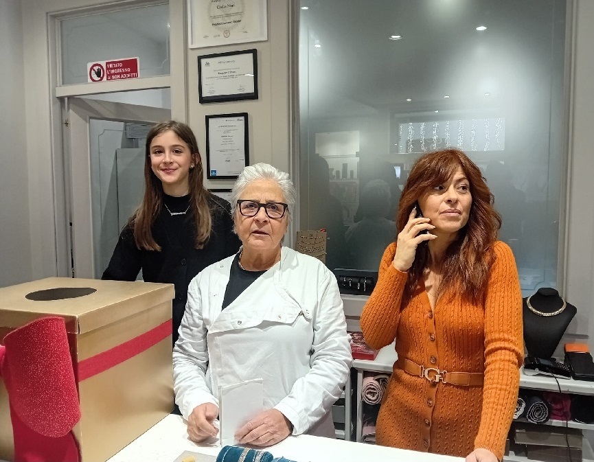 Il Crogiolo premia i suoi clienti: quattro girocolli in oro bianco con diamanti personalizzati