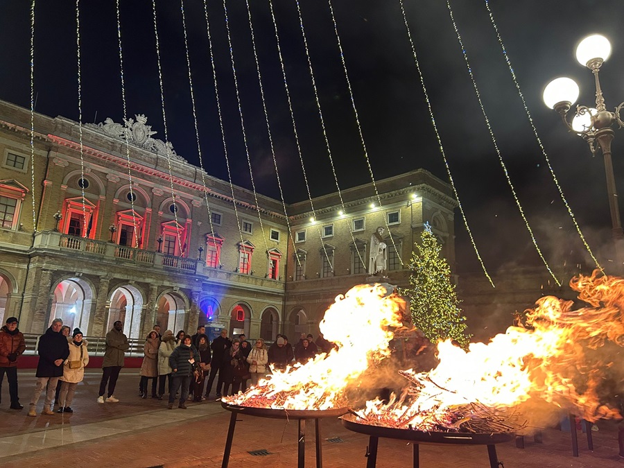 A Recanati accesso il focaraccio per la festa della Madonna