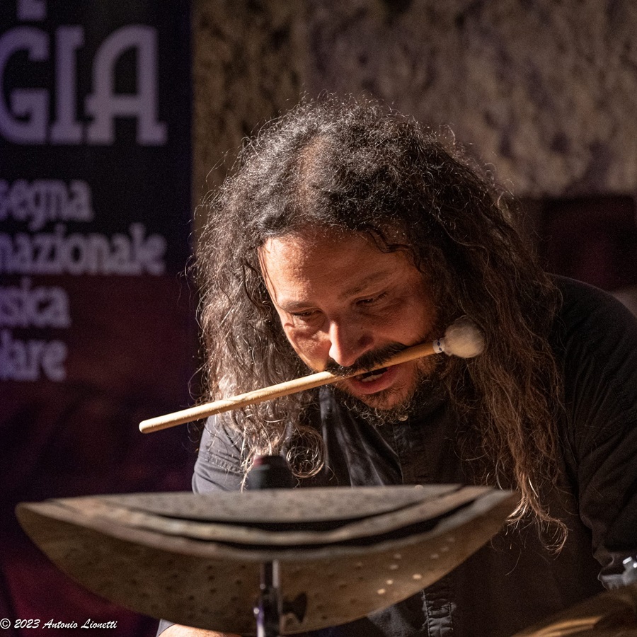 Francesco Savoretti si esibisce al Teatro Lirico di Cagliari con il prestigioso Gavino Murgia Project