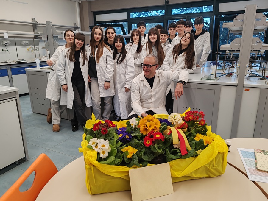 L’Arte della Profumeria a Scuola: Bruno Perrucci conquista il Mattei di Recanati