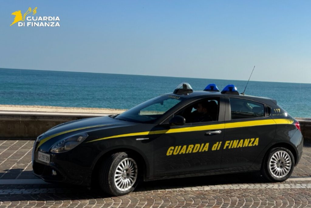Porto Recanati. Furgone bloccato dalla Guardia di Finanza: oltre 203mila euro di debiti non pagati