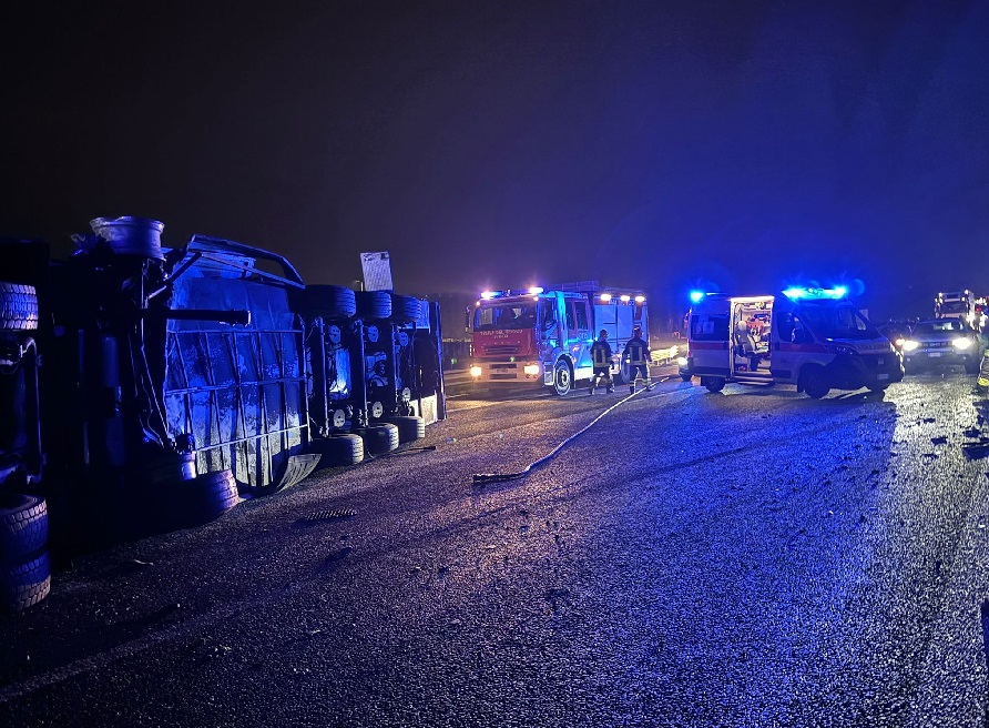 Tir si ribalta sull’A14 a Porto Recanati: due feriti e rallentamenti