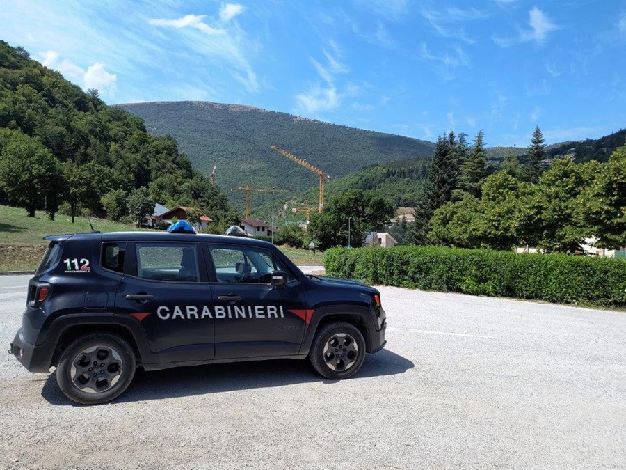 Visso, dopo un furto in un cantiere, fermata auto con due uomini e la refurtiva a bordo.