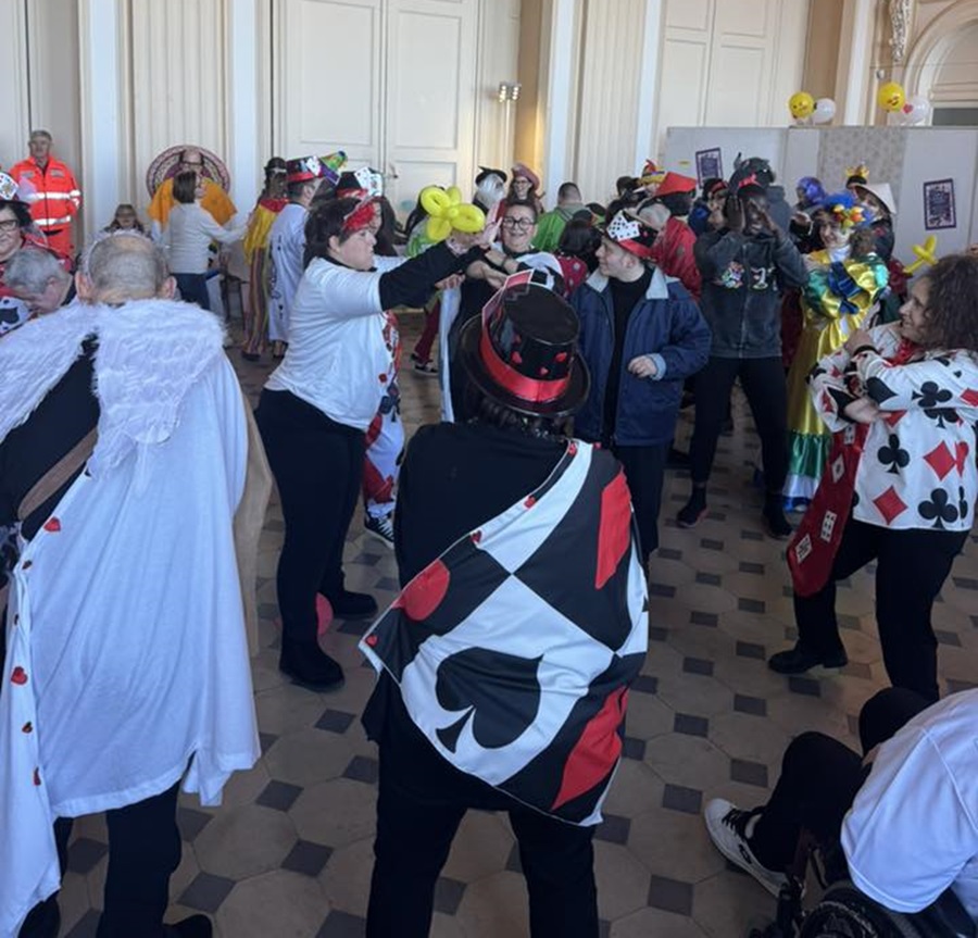 Maschere, sorrisi e inclusione: al Palazzo Comunale la festa in maschera dello CSER L’Infinito