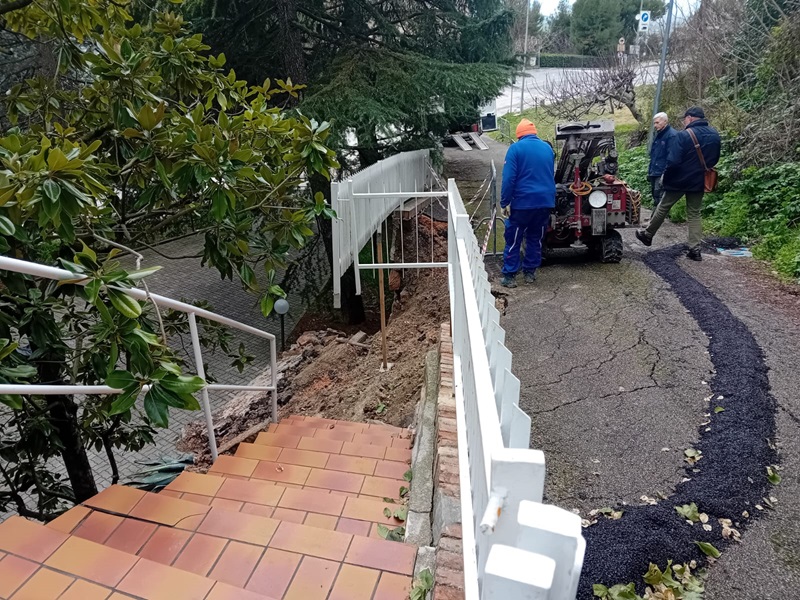 Muro cede in via Beato Placido a Recanati: scivola il terreno e danneggia un’abitazione, polemica sulle segnalazioni ignorate