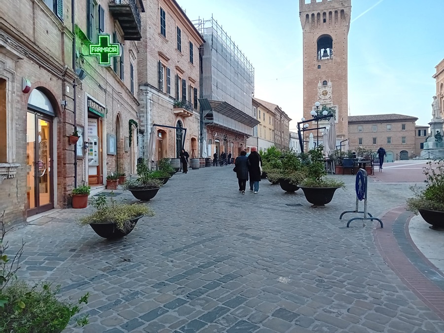“Fioriere killer a piazza Leopardi: il centro storico muore tra divieti, caos e desertificazione commerciale”