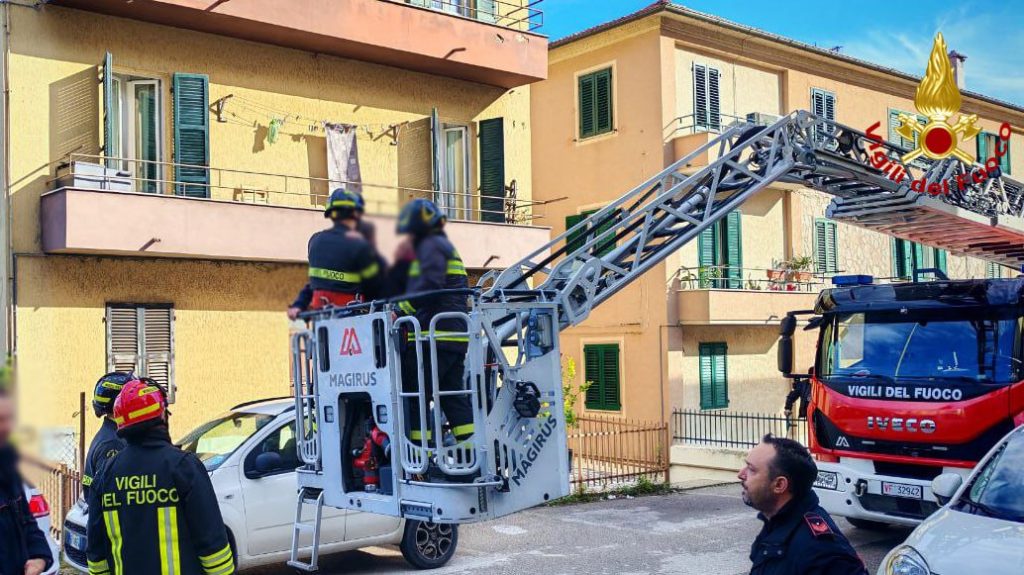 Recanati. Dramma sfiorato: uomo sul tetto minaccia il gesto estremo, poi l’abbraccio con i soccorritori