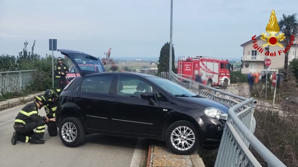 Loreto. Sfonda la balaustra e rimane in bilico sul ponte