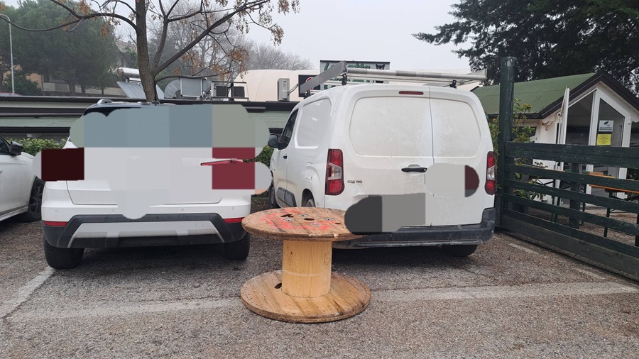 Recanati, bobina lanciata vicino alla scuola “Patrizi”: danneggiate due auto, sfiorata la tragedia