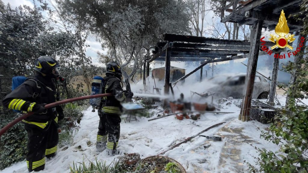 Recanati, incendio in contrada Saletta: fiamme distruggono un’auto e danneggiano un pergolato