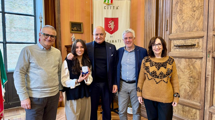 La recanatese Elena Grassi salva la vita ad una donna: il Comune la premia