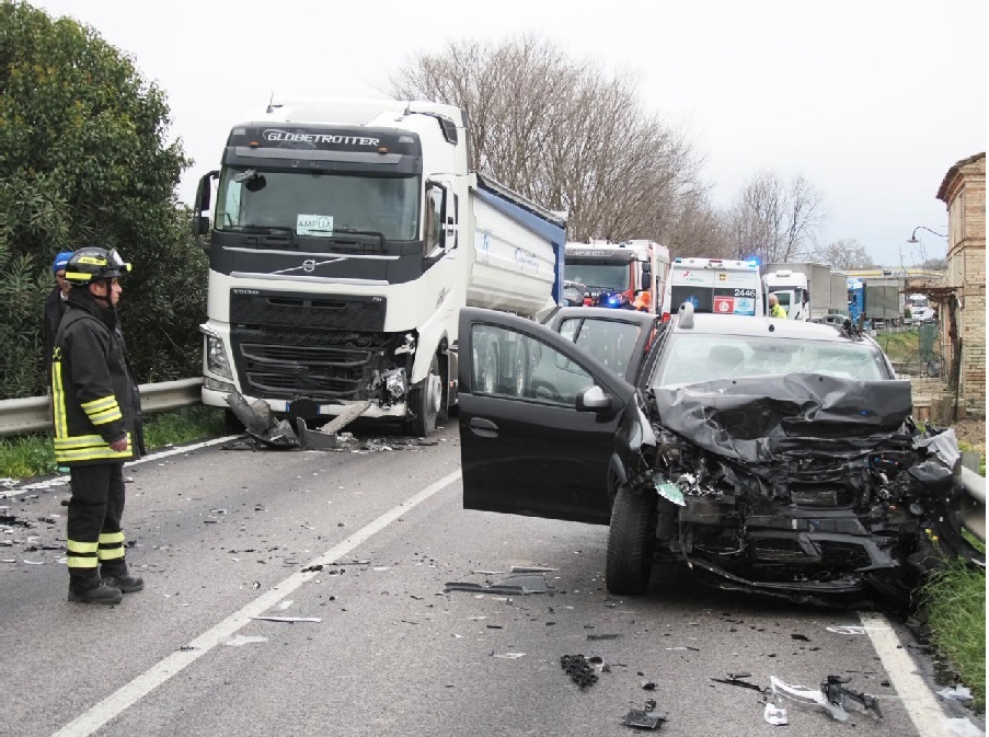 Frontale tra auto e tir sulla Regina: donna di 51 anni di Montefano in gravi condizioni, trasportata in eliambulanza a Torrette