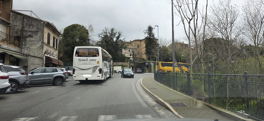 Pullman al Colle dell’Infinito, ancora disagi: “Ieri tre bus in attesa, rischio incidenti”