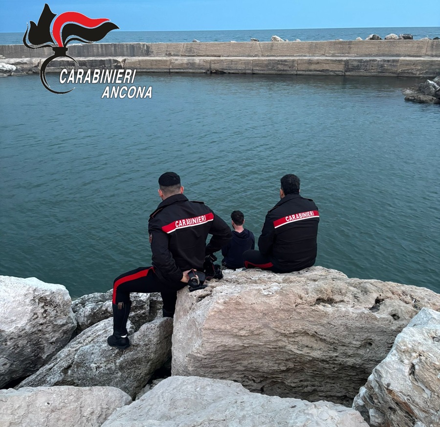 NUMANA. Tenta di suicidarsi lasciandosi in mare dalla scogliera. Tratto in salvo dai Carabinieri dell’Aliquota Radiomobile di Osimo.