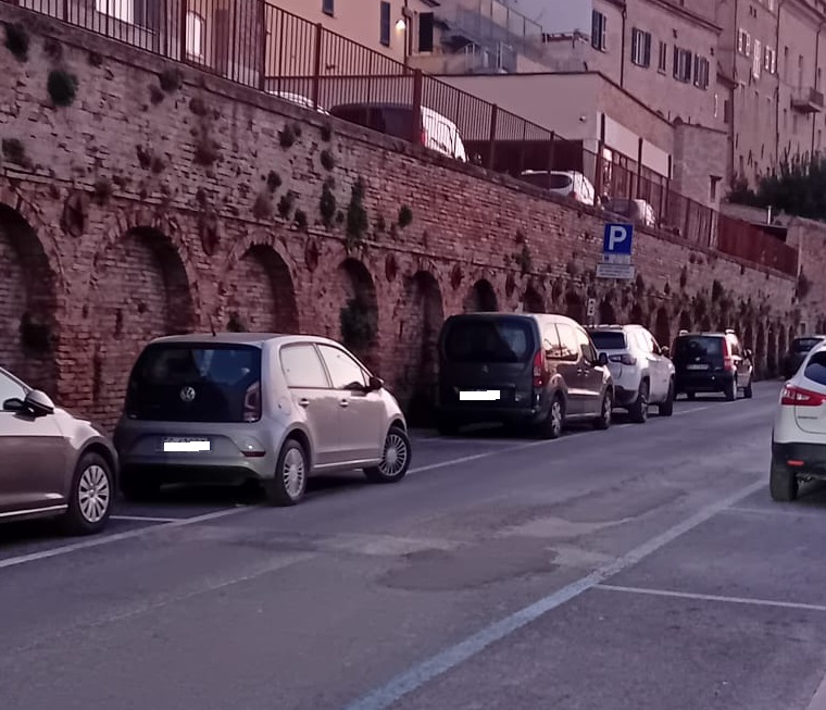 Via Cesare Battisti, rimosso il dosso irregolare e pericoloso