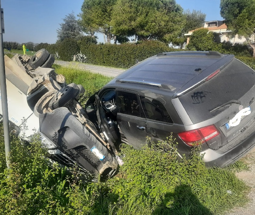 Incidente all’alba sulla Regina: sette coinvolti, quattro in ospedale